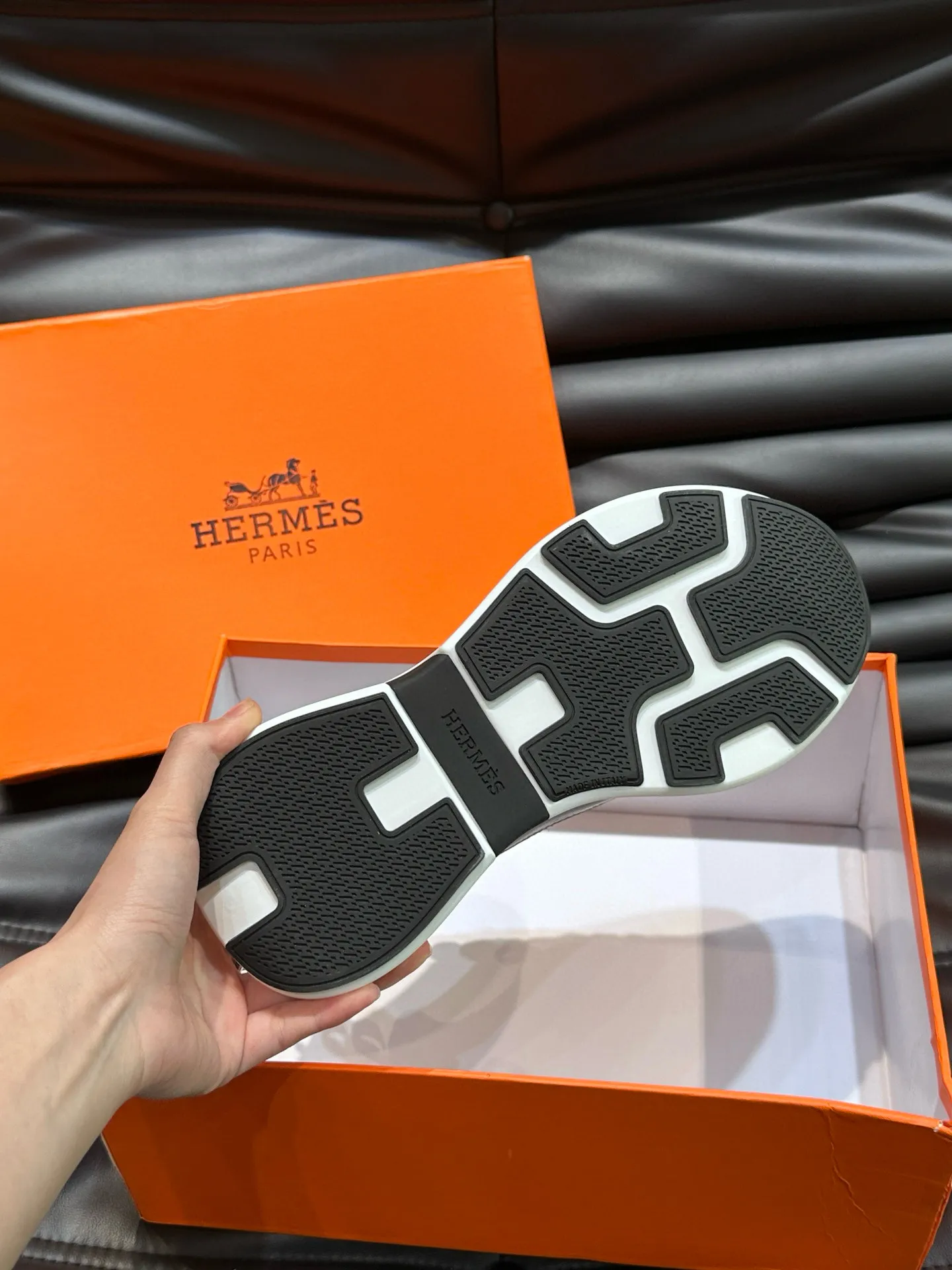Factory price: 540💰HERMES/Hermes Hugo thick-soled sneakers are casual men's shoes. These sneakers are made of imported first-layer cowhide leather and breathable mesh design. The contrasting color design creates a dynamic and modern shape. The front end of the toe is decorated with natural-color rubber inlays. The style is novel and fashionable. The texture is incomparable, with cowhide lining and cowhide foot pads, the upper foot is comfortable and breathable, and the rubber sole is decorated with geometric patterns and iconic "H" details. A very personal one! Size: 39-44 (customized at 38.45)